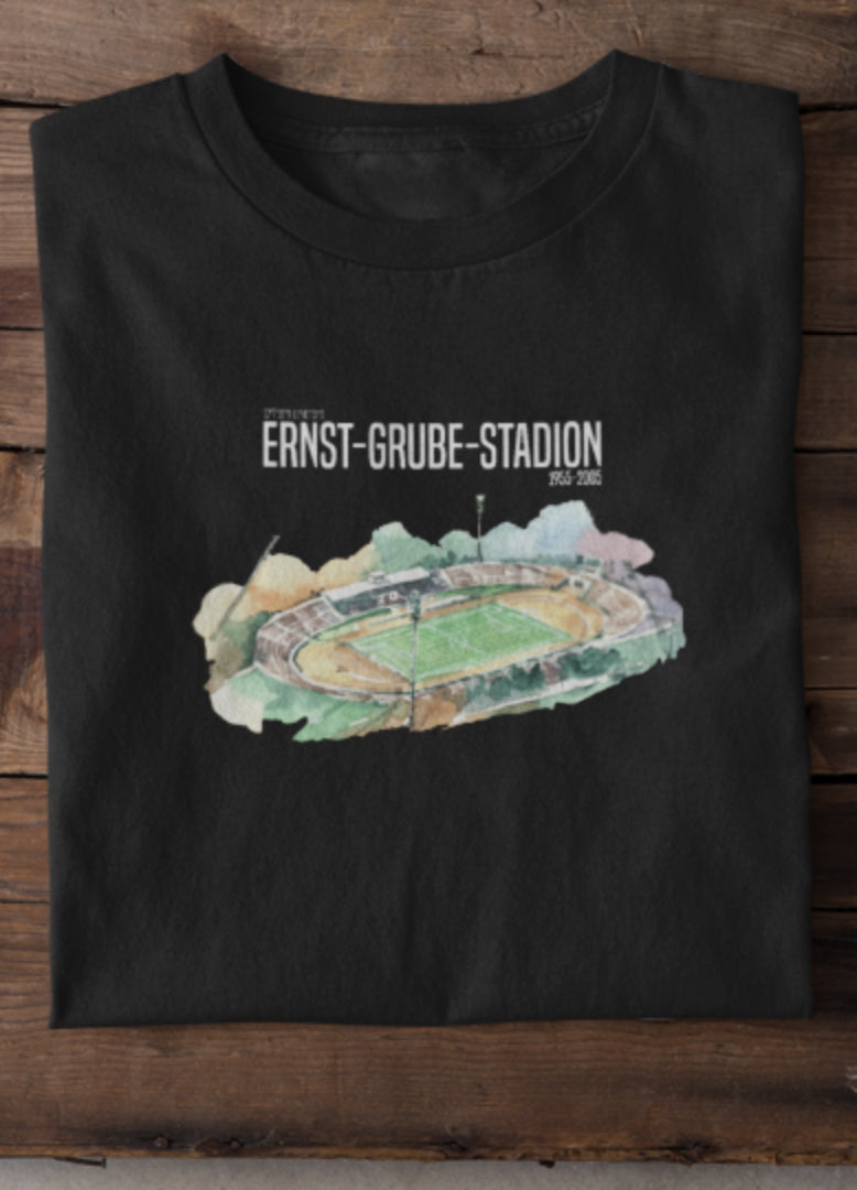 Ernst-Grube-Stadion Druck auf gefaltetem schwarzen T-Shirt