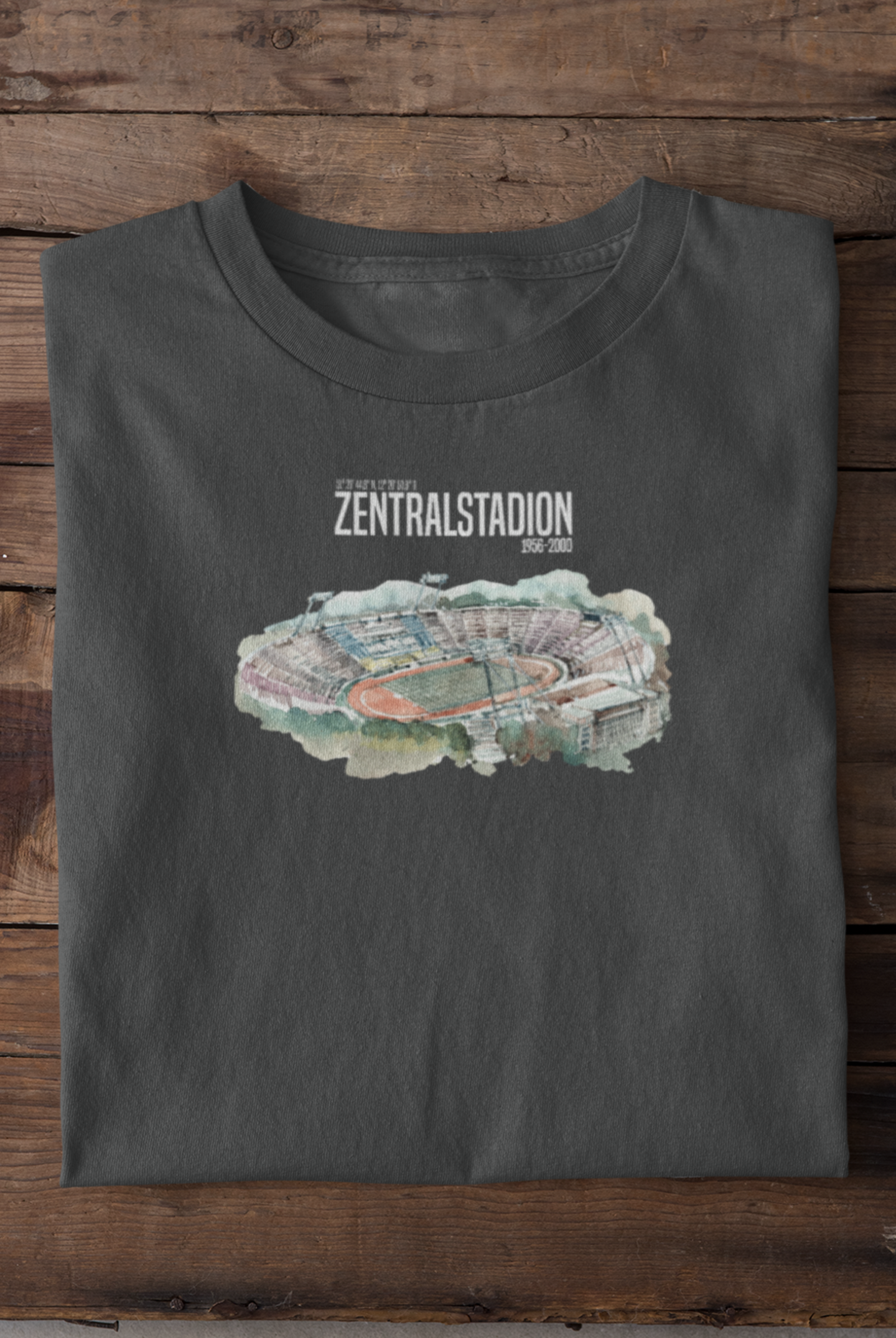 Gefaltetes graues T-Shirt mit dem Zentralstadion Leipzig auf der Brust gedruckt.